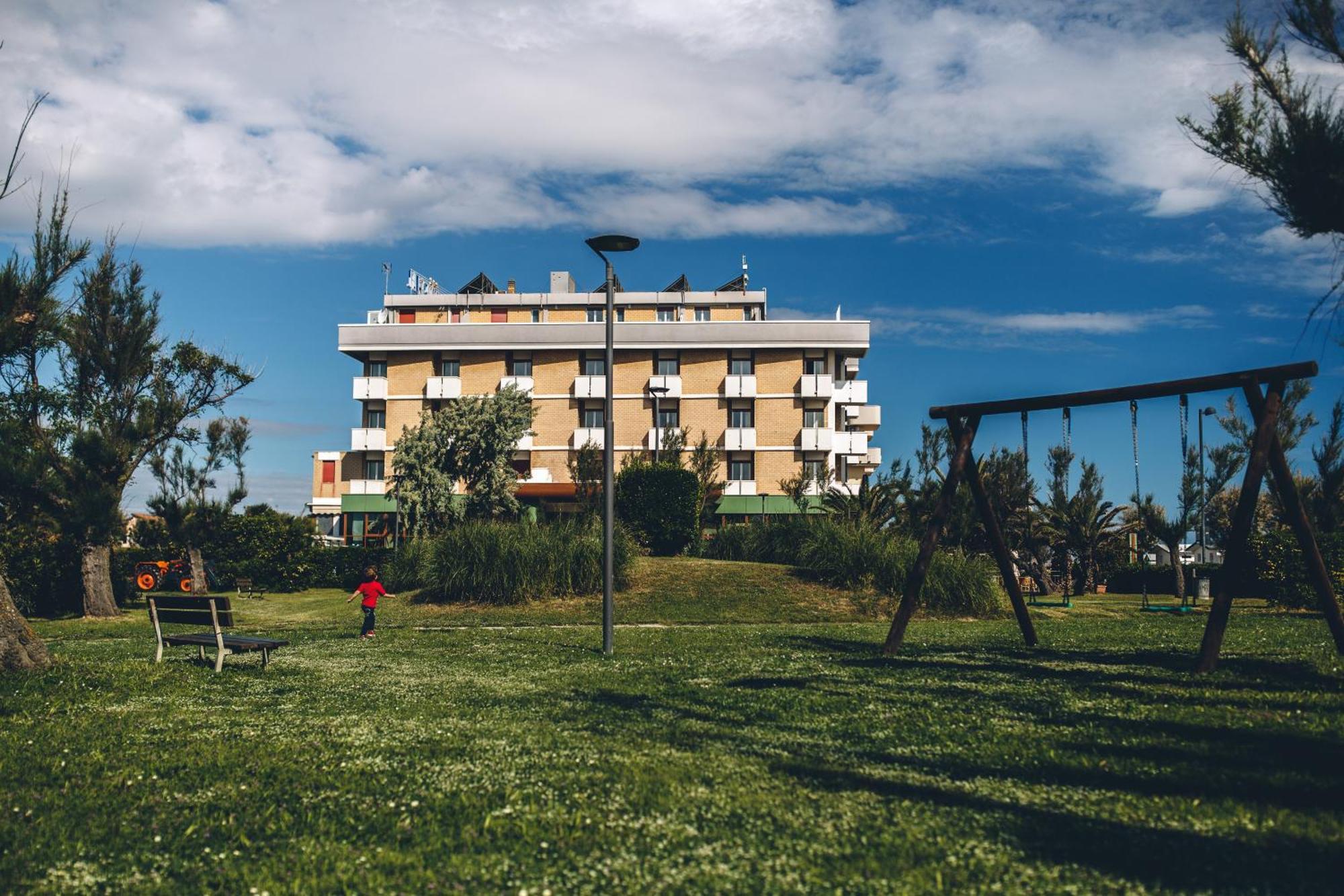 Una Hotels Imperial Beach Hotel มาร็อตตา ภายนอก รูปภาพ