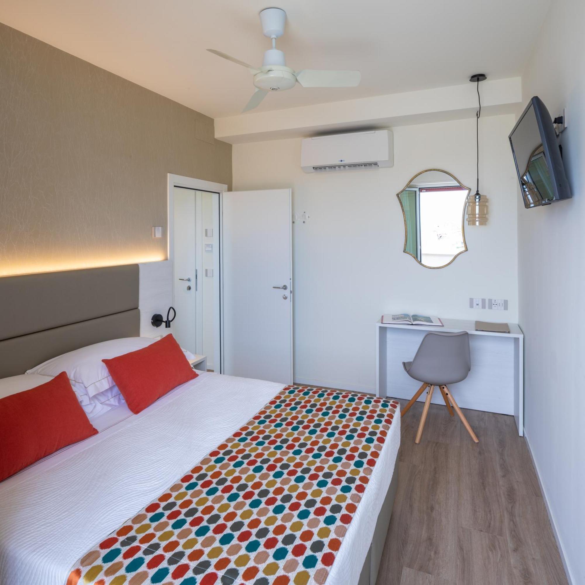 Una Hotels Imperial Beach Hotel มาร็อตตา ภายนอก รูปภาพ