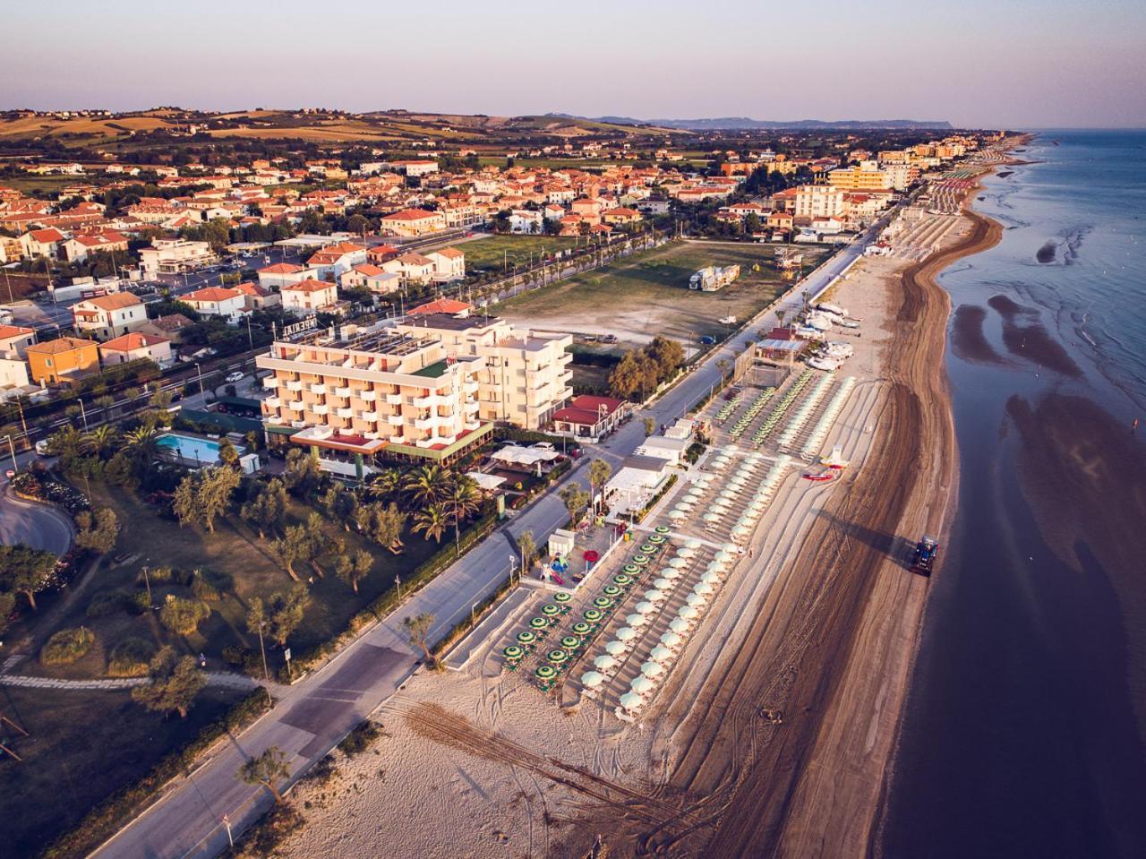 Una Hotels Imperial Beach Hotel มาร็อตตา ภายนอก รูปภาพ